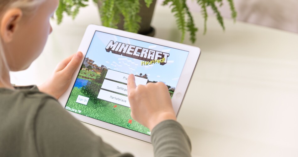 Ein Kind spielt Minecraft auf einem Tablet