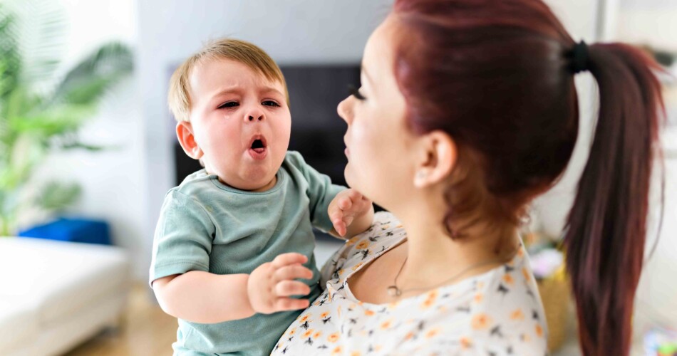 Ein Baby hat sich verschluckt.