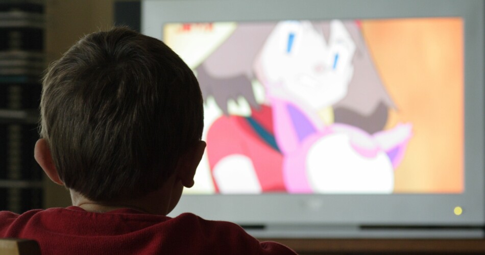 Ein Kind schaut sich den Anime Pokemon auf dem TV an.