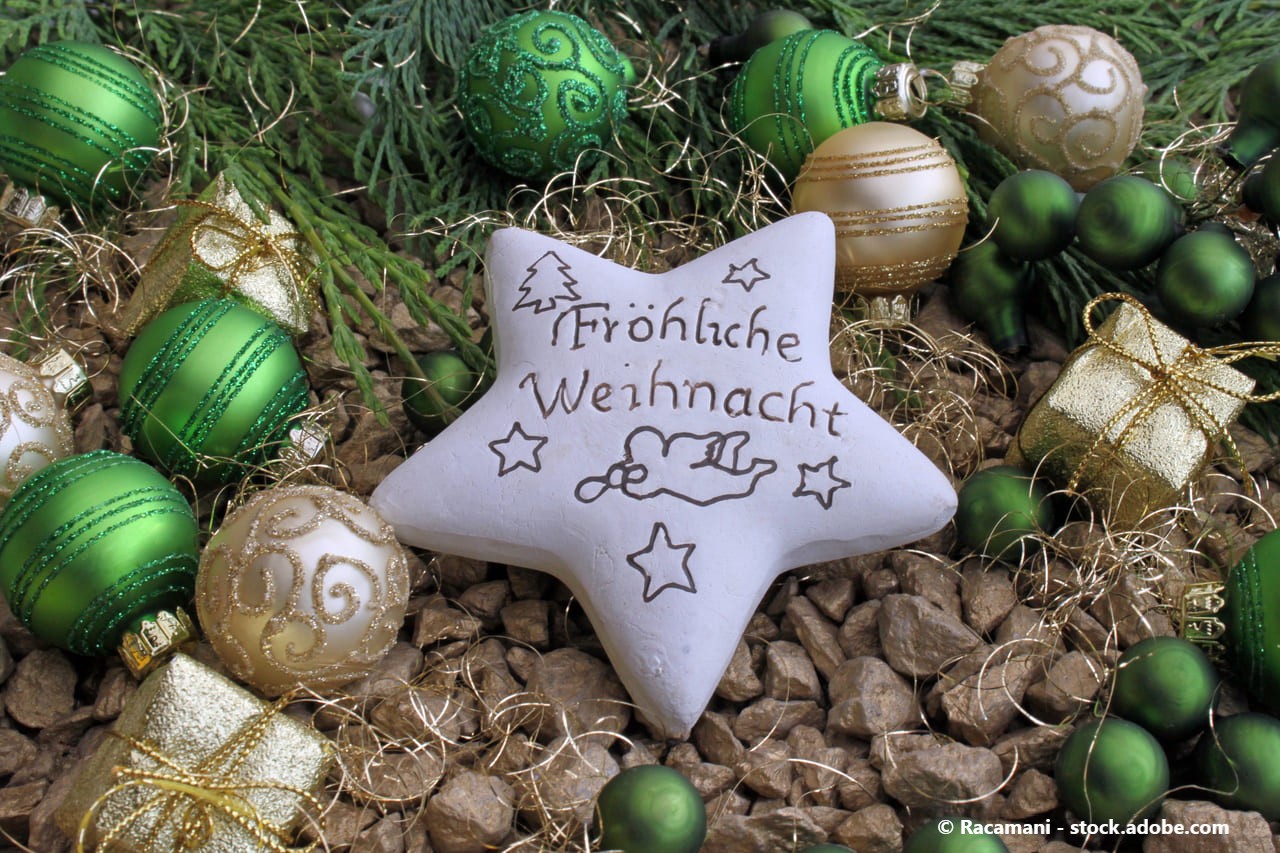 Ein Stern auf dem "Fröhliche Weihnacht" steht.