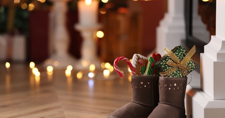 Stiefel gefüllt mit Nikolausgeschenken für Kinder.
