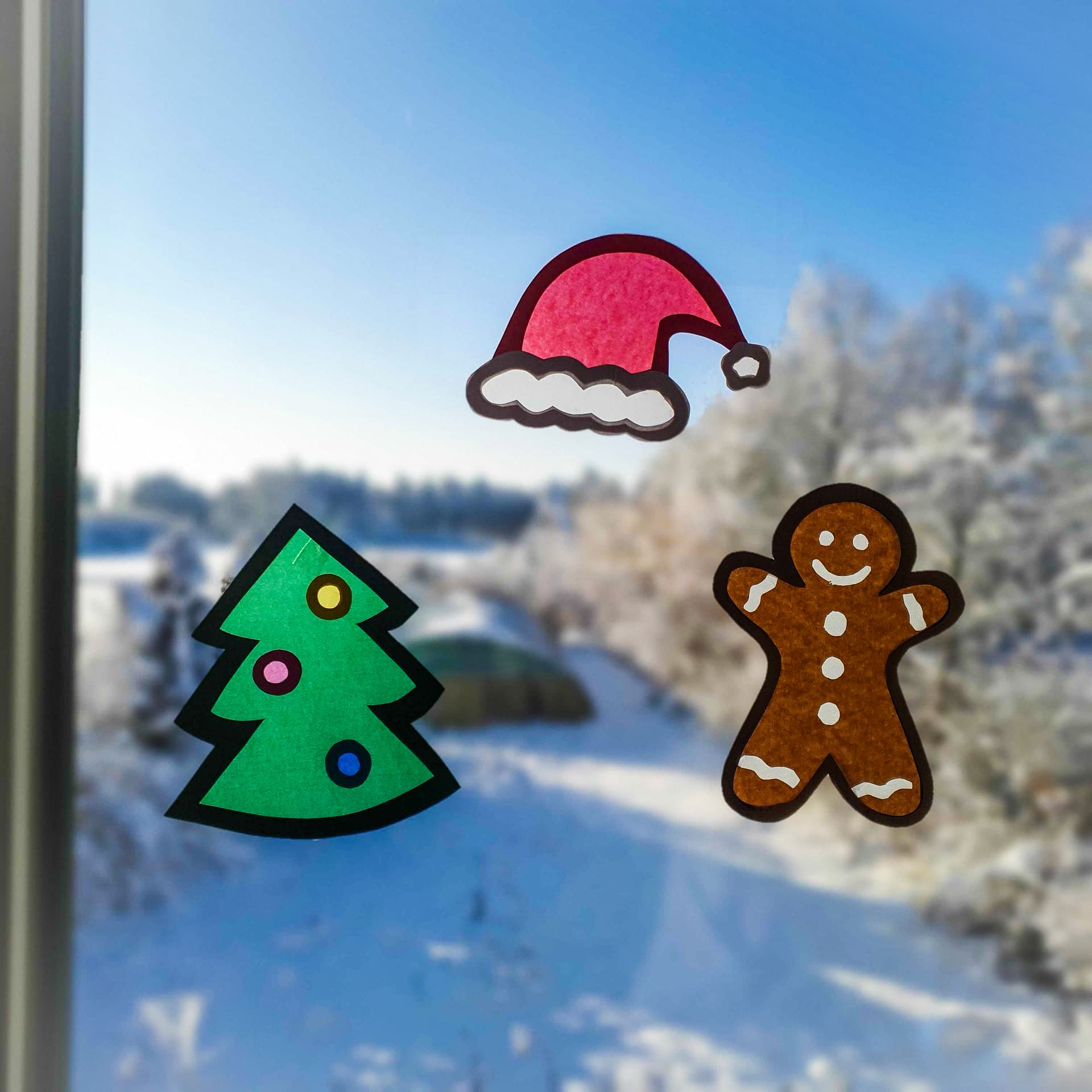 Fensterdeko für Weihnachten basteln: 3 schöne Motive aus Transparentpapier
