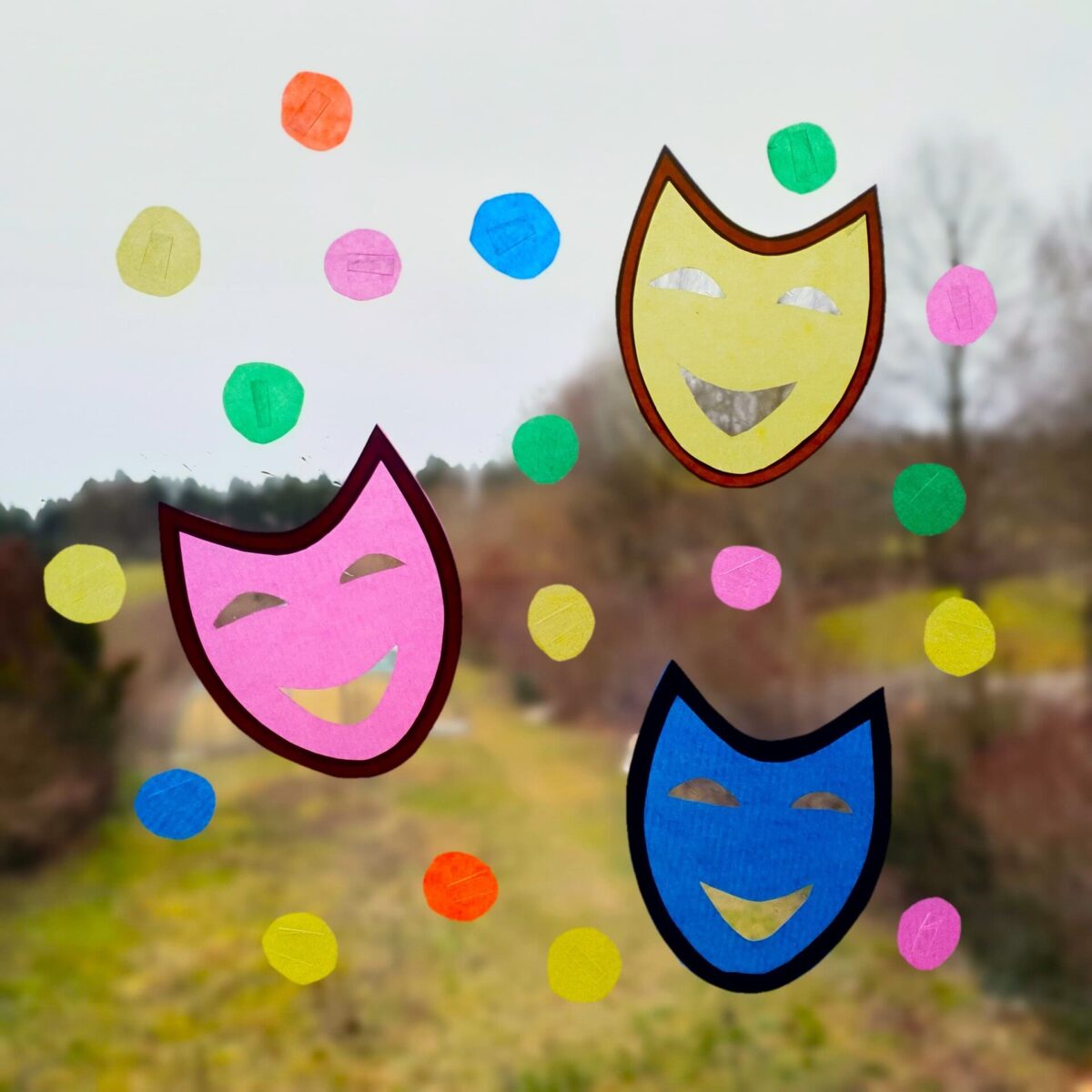  Deko für Karneval basteln: 4 tolle DIY-Ideen für Kids Illustration 