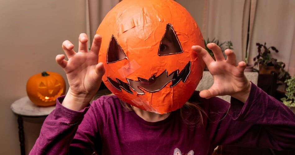 Kürbismaske für Kinder zu Halloween.