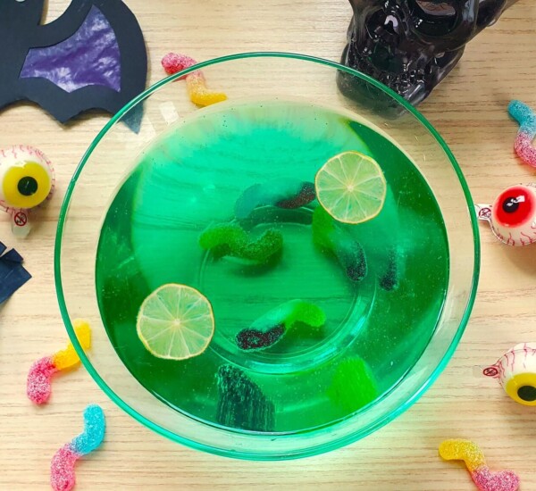 Grüne Halloween-Bowle für Kinder.