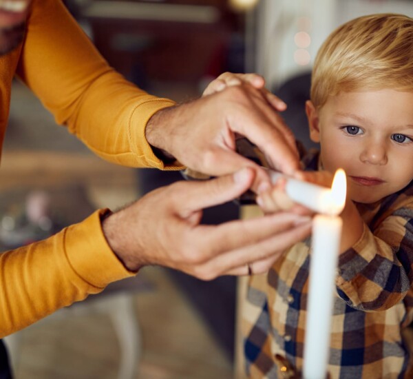 Kerzen anzünden mit Kindern