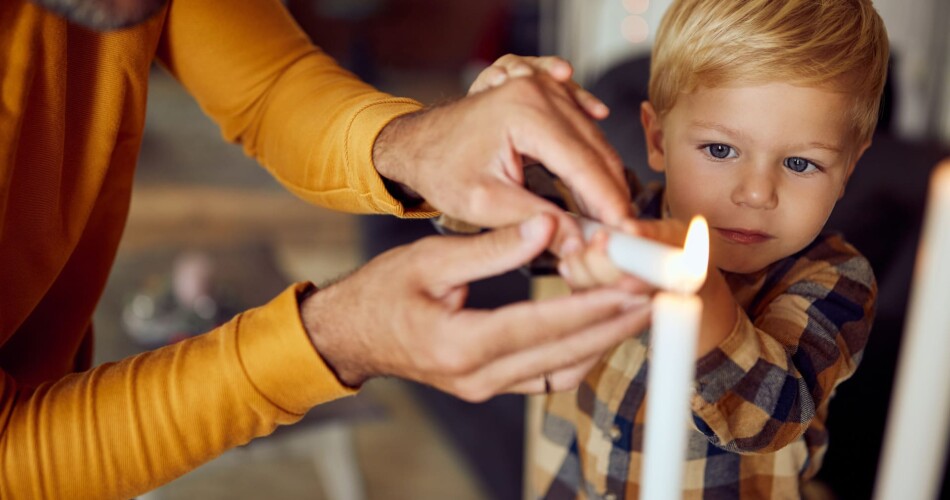 Kerzen anzünden mit Kindern