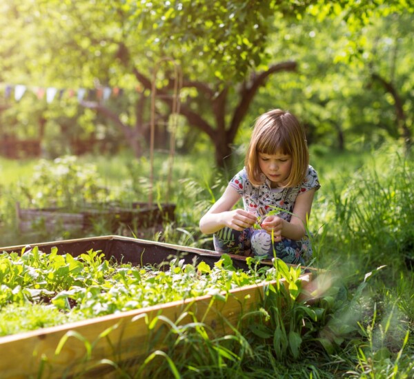 Gärtnern im März: Kind gärtnert vergnügt im Garten