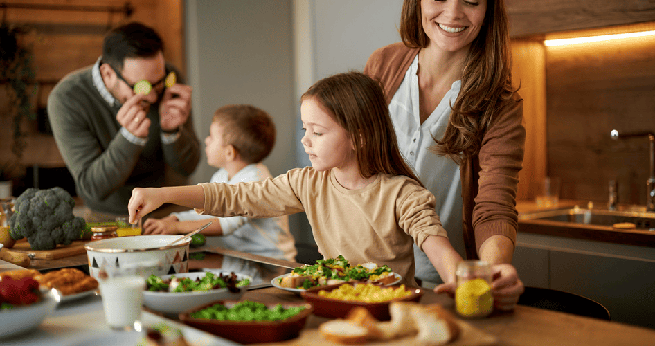 Familie bereitet gemeinsam Abendbrot-Rezepte für entspannte Sommertage zu