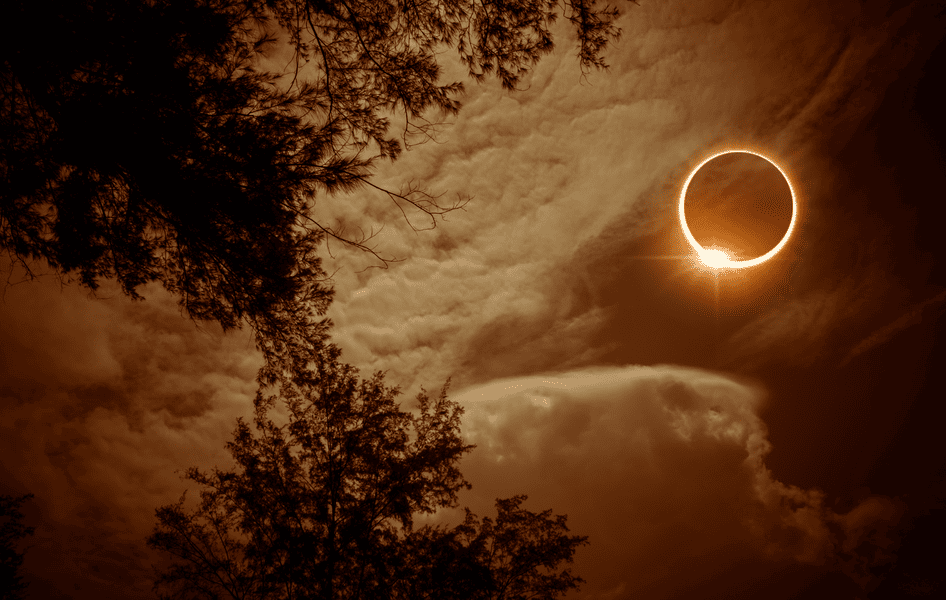 Wissenschaftliches Naturph&auml;nomen einer totalen Sonnenfinsternis mit leuchtendem Diamantring-Effekt am Himmel.